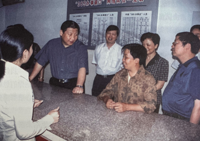 2003年6月，習近平在浙江金華市磐安縣新渥鎮“365辦事窗口”調研。