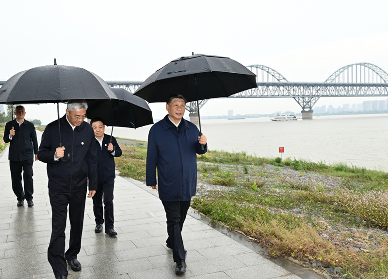 2023年10月10日，習近平在長(cháng)江國家文化公園九江城區段考察時(shí)，冒雨沿江堤步行察看沿岸風(fēng)貌。