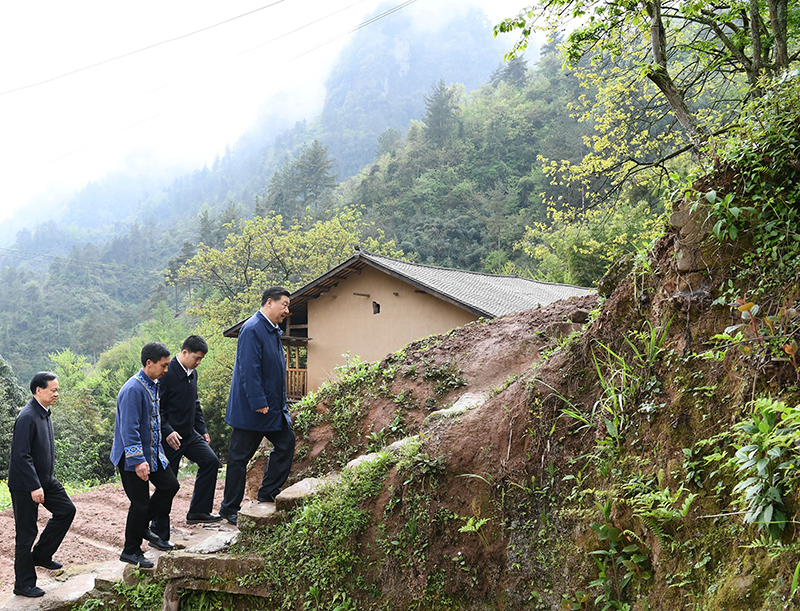 2019年4月15日，在石柱土家族自治縣中益鄉華溪村，習近平總書(shū)記踏著(zhù)濕滑的石階登上陡坡，前往貧困戶(hù)譚登周家看望。