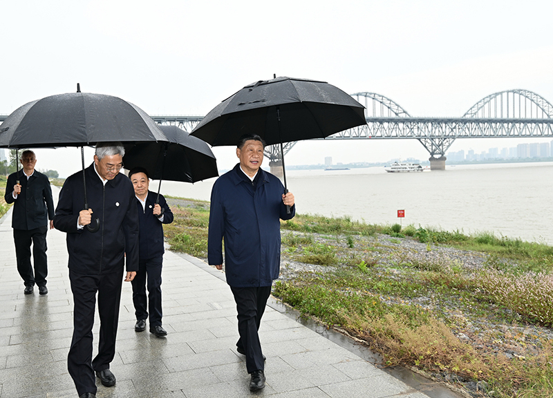 2023年10月10日，習近平總書(shū)記在江西省九江市長(cháng)江國家文化公園九江城區段考察時(shí)，冒雨沿江堤步行察看沿岸風(fēng)貌。