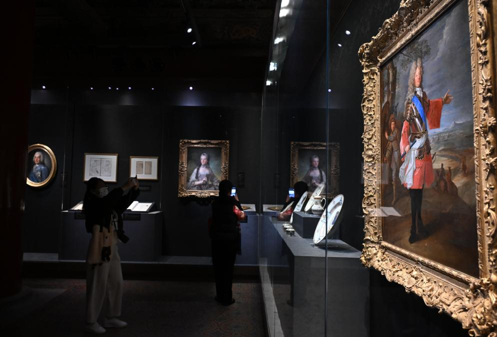 4月1日，作為中法文化旅游年的重要項目，“紫禁城與凡爾賽宮——17、18世紀的中法交往”展覽在故宮文華殿開(kāi)幕。圖為觀(guān)眾當天參觀(guān)展覽。新華社記者 金良快 攝