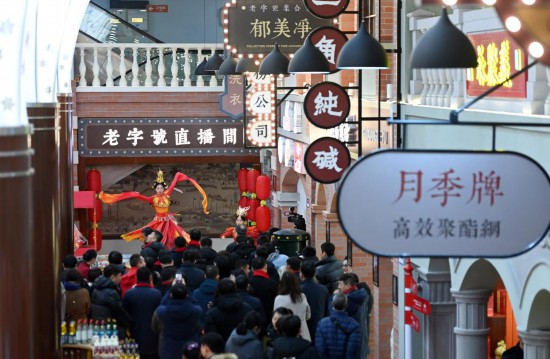 顧客在天津老字號集合店內觀(guān)看演出。新華社記者 趙子碩 攝