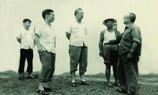 1978年8月，習仲勛（左三）在廣東惠陽(yáng)農村調研。在清華大學(xué)讀書(shū)的習近平（左一）利用暑假時(shí)間參加社會(huì )實(shí)踐，隨同父親一起下鄉。
