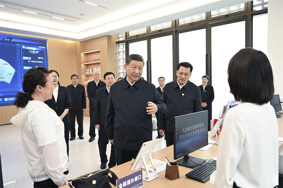 2024年4月22日至24日，中共中央總書(shū)記、國家主席、中央軍委主席習近平在重慶考察。這是22日下午，習近平在九龍坡區謝家灣街道民主村社區考察。新華社記者 謝環(huán)馳 攝