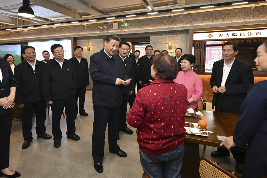 2024年4月22日下午，習近平在九龍坡區謝家灣街道民主村社區考察時(shí)，同正在社區食堂就餐的群眾親切交流。新華社記者 謝環(huán)馳 攝