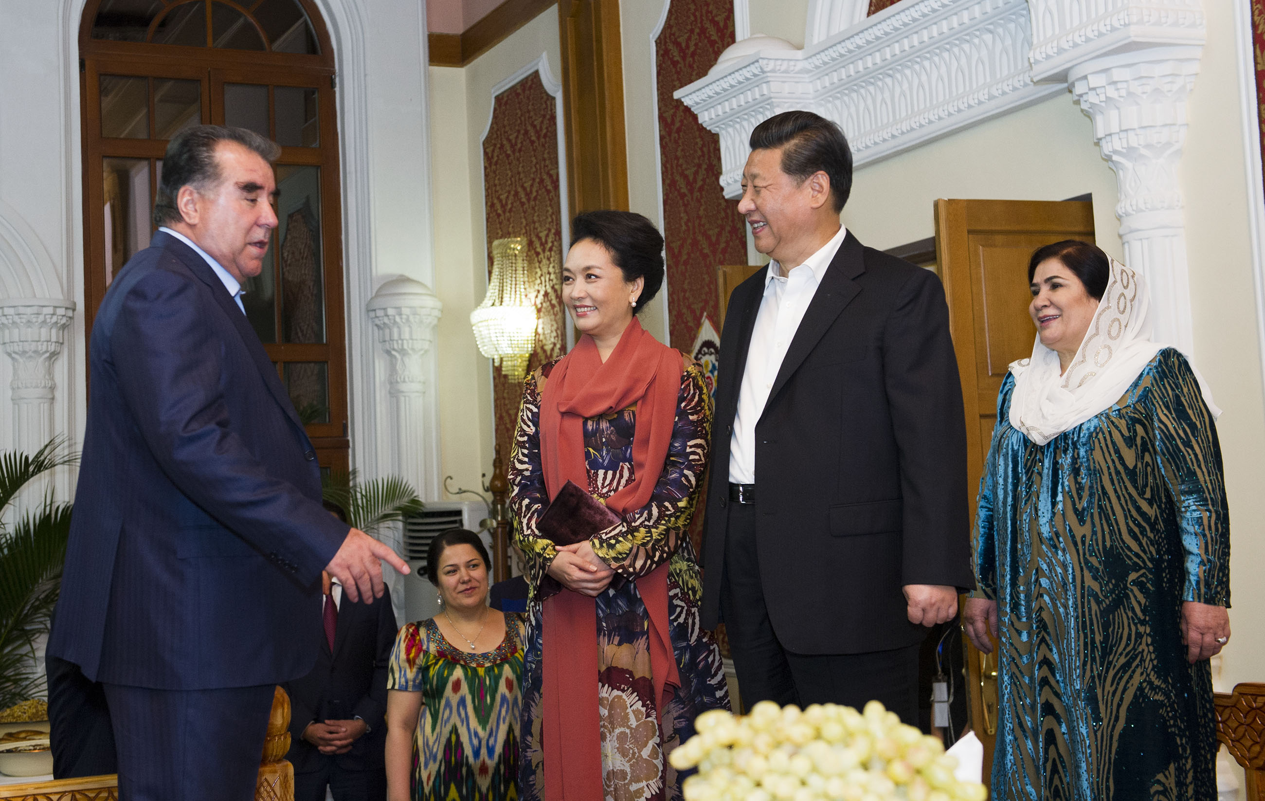 2014年9月12日，習近平主席在杜尚別出席塔吉克斯坦總統拉赫蒙舉行的家宴。這是習近平主席和夫人彭麗媛在拉赫蒙夫婦陪同下參觀(guān)總統官邸。