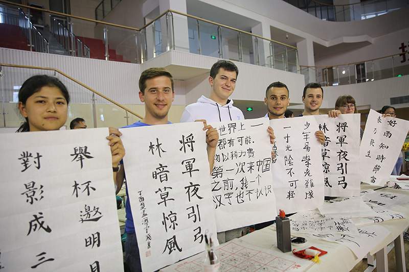 2017年6月5日，來(lái)自青島大學(xué)和中國石油大學(xué)（華東）的外國留學(xué)生在展示剛剛現場(chǎng)完成的書(shū)法作品。