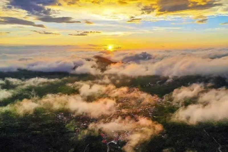 圖為云霧繚繞的軍營(yíng)村，群山盡翠，紅瓦掩映。廈門(mén)市委宣傳部供圖