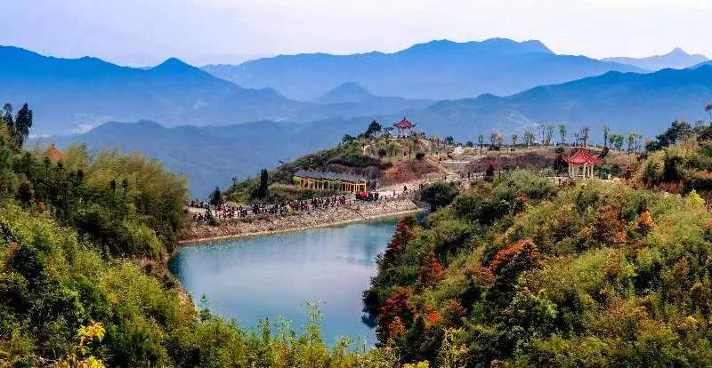 圖為游客們到軍營(yíng)村七彩池欣賞美景。廈門(mén)市委宣傳部供圖