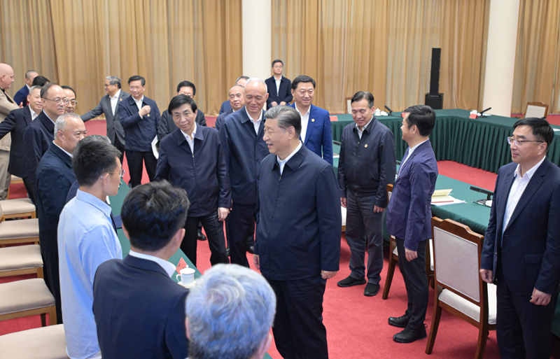 2024年5月23日，習近平總書(shū)記在山東省濟南市主持召開(kāi)企業(yè)和專(zhuān)家座談會(huì )并發(fā)表重要講話(huà)。這是總書(shū)記同參會(huì )的企業(yè)和專(zhuān)家代表親切交流。