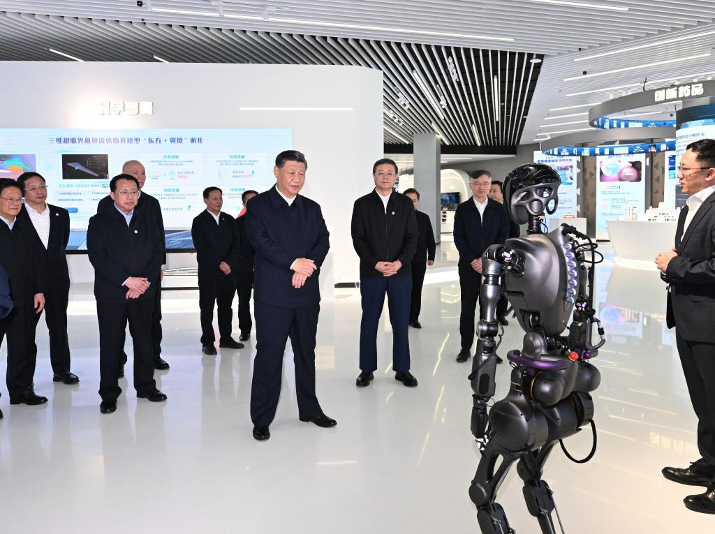 2023年11月28日下午，習近平在浦東新區張江科學(xué)城參觀(guān)上?？萍紕?chuàng  )新成果展。新華社記者 謝環(huán)馳 攝