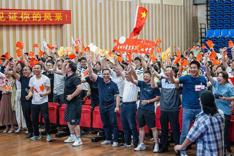 北京時(shí)間7月27日，2024年巴黎奧運會(huì )首個(gè)比賽日，在射擊10米氣步槍混合團體比賽中，中國選手黃雨婷/盛李豪獲得金牌。圖為黃雨婷的母校師生們通過(guò)收看奧運直播的方式為她加油助威。